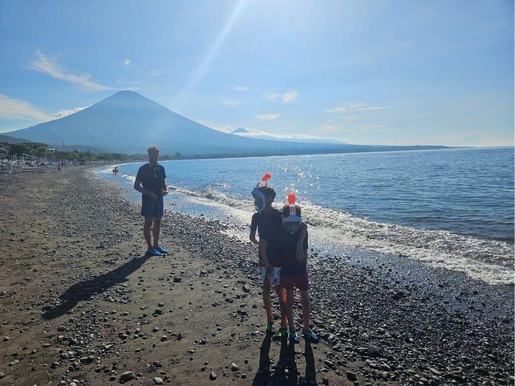 Snorkelmaskers op het strand van Amed met uitzicht op vulkaan Mount Agung, Bali met kinderen