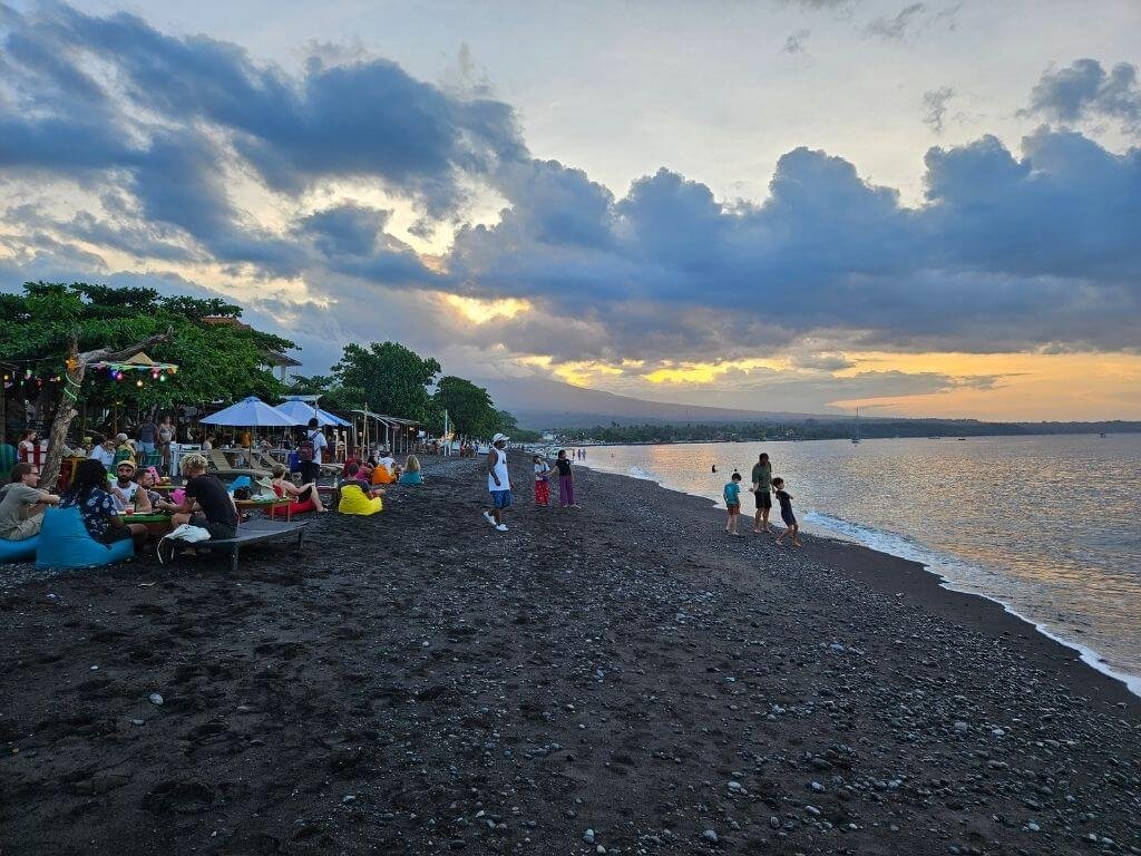Wandeling over het strand bij zonsondergang in Amed, Bali met kinderen en uitzicht op Mount Agung