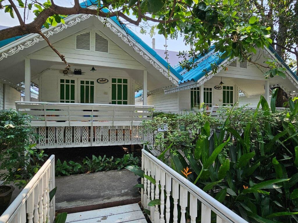Baan Luang Harn Guesthouse in Ayutthaya biedt eenvoudige maar fijne huisjes met airco, een zoutwaterzwembad en een groene tuin — ideaal met kinderen, al is muggenspray zeker aan te raden.