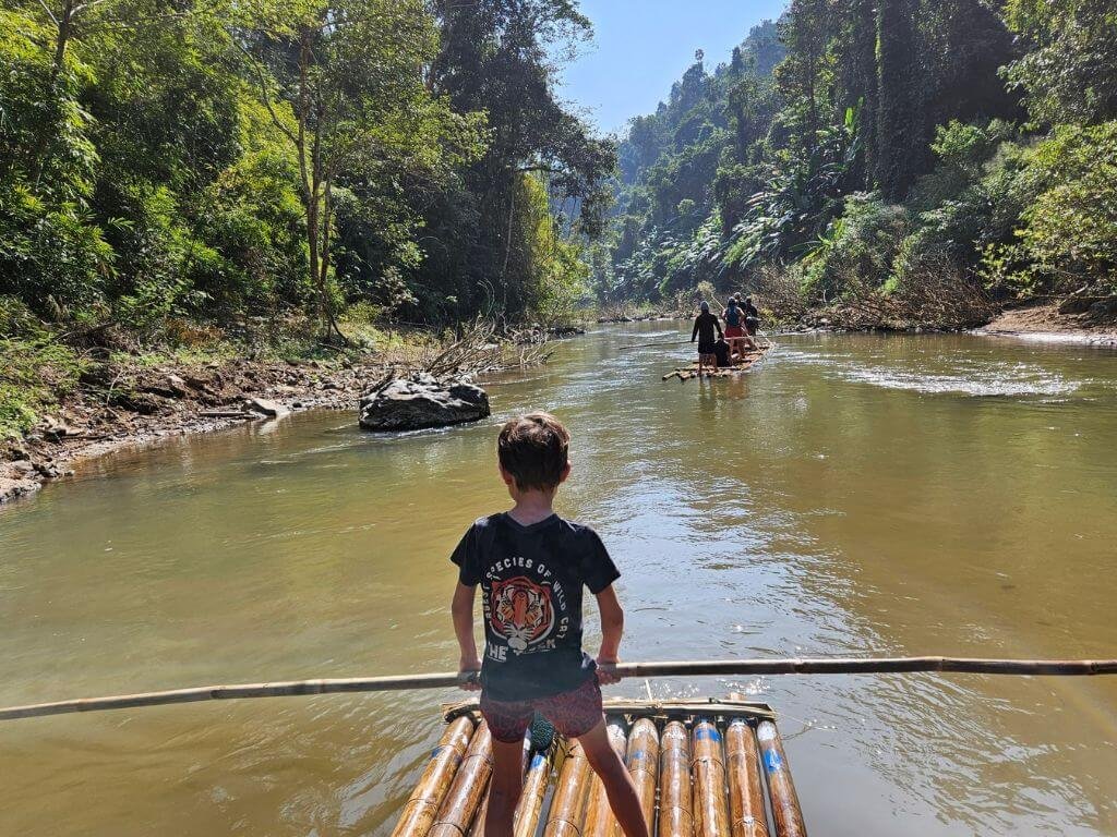Chiang Mai met kinderen: bamboeraft avontuur tijdens jungletrekking
