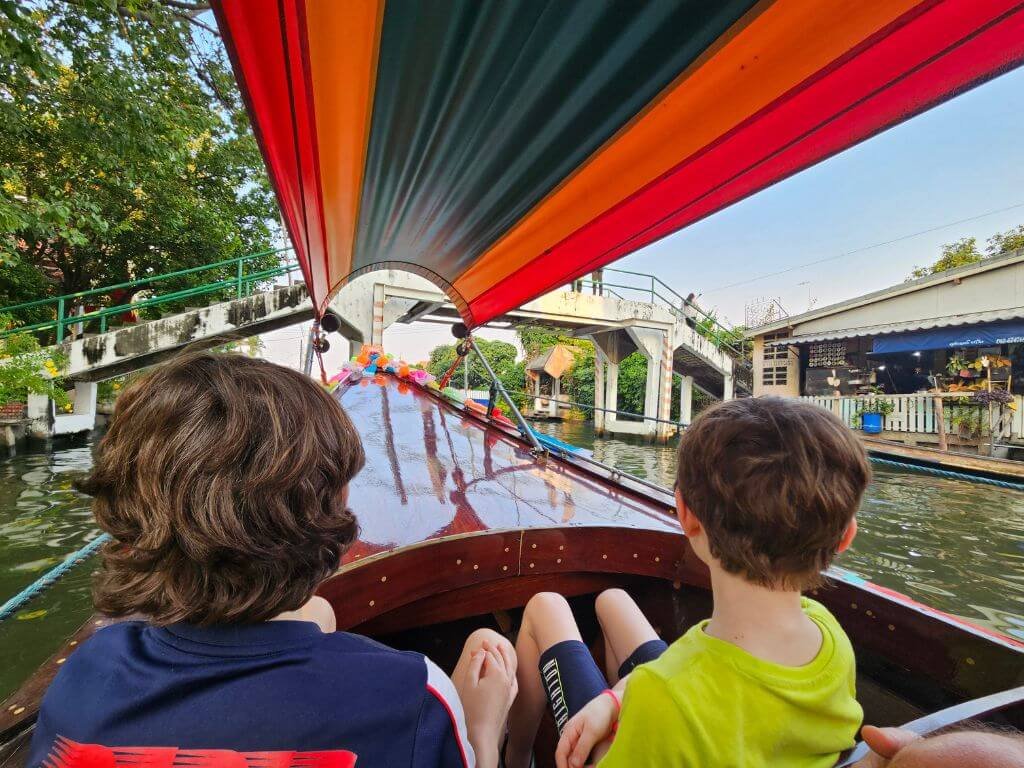 Bangkok met kinderen: varen door smalle kanalen met Co van Kessel