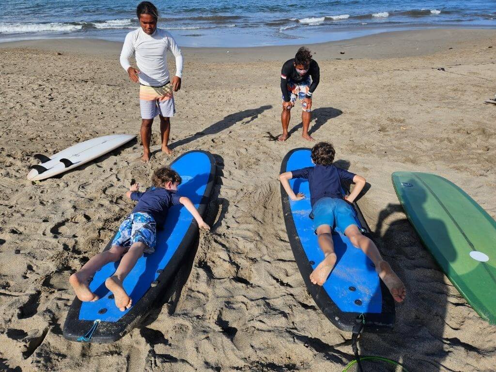 Kinderen krijgen surfles in Canggu
