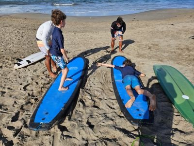 Kinderen krijgen surfles op het strand van Canggu tijdens een vakantie op Bali met kinderen