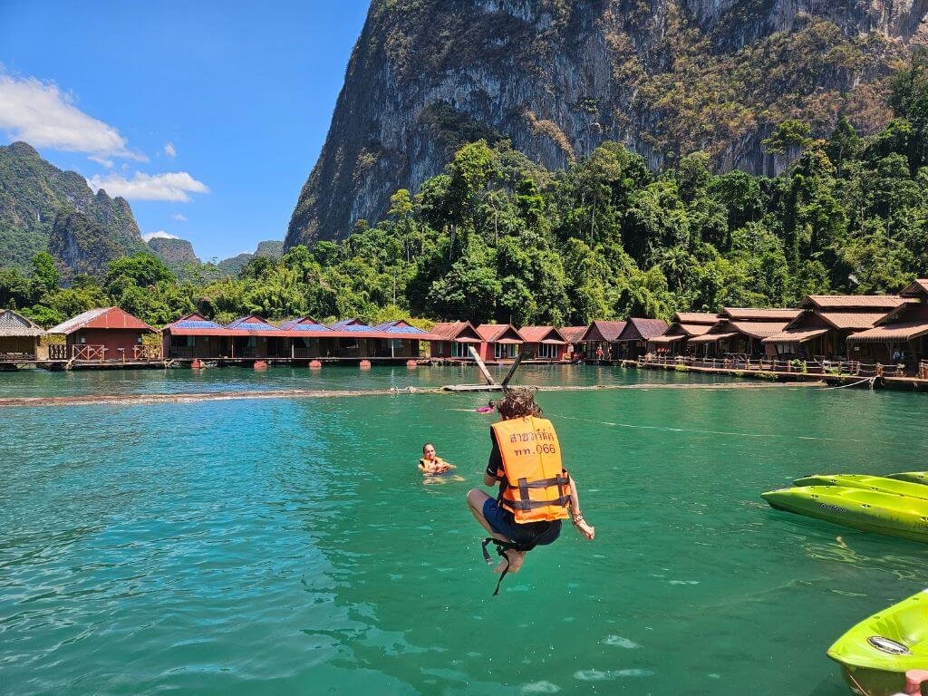 Cheow Lan Lake met kinderen bommetjes bij het resort 