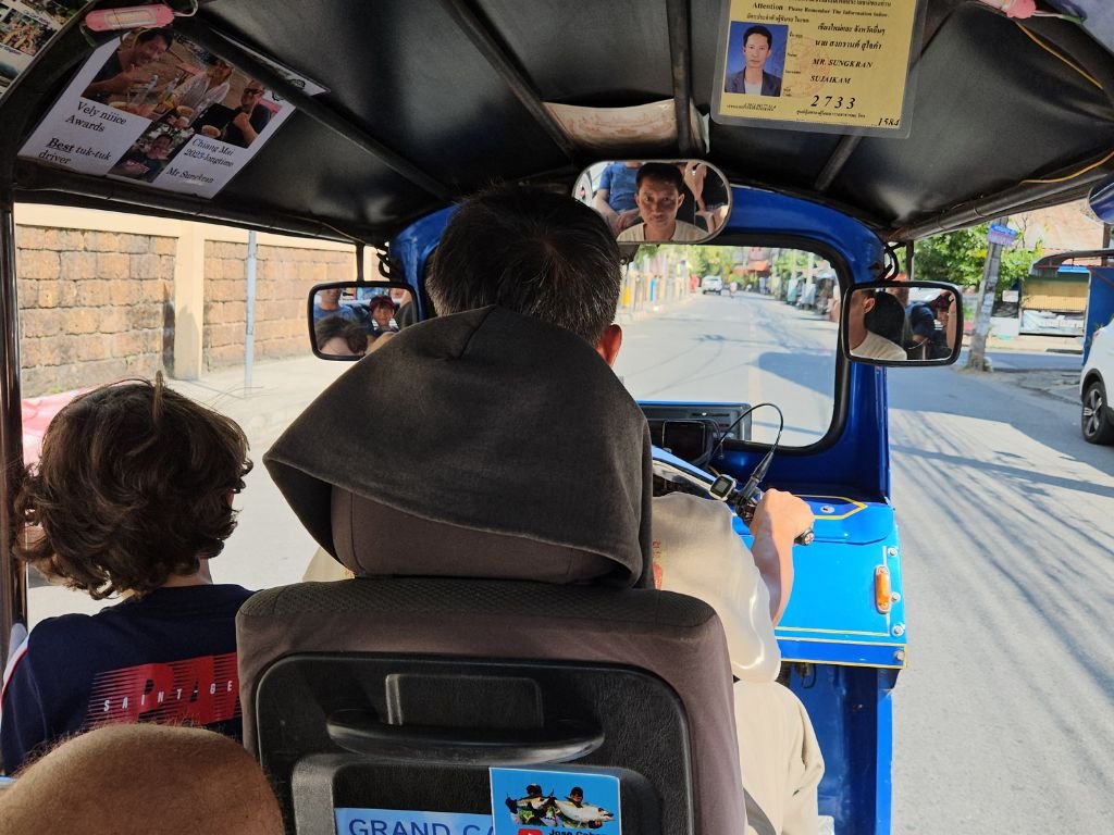 Kinderen naast tuktuk chauffeur in Chiang Mai met kinderen