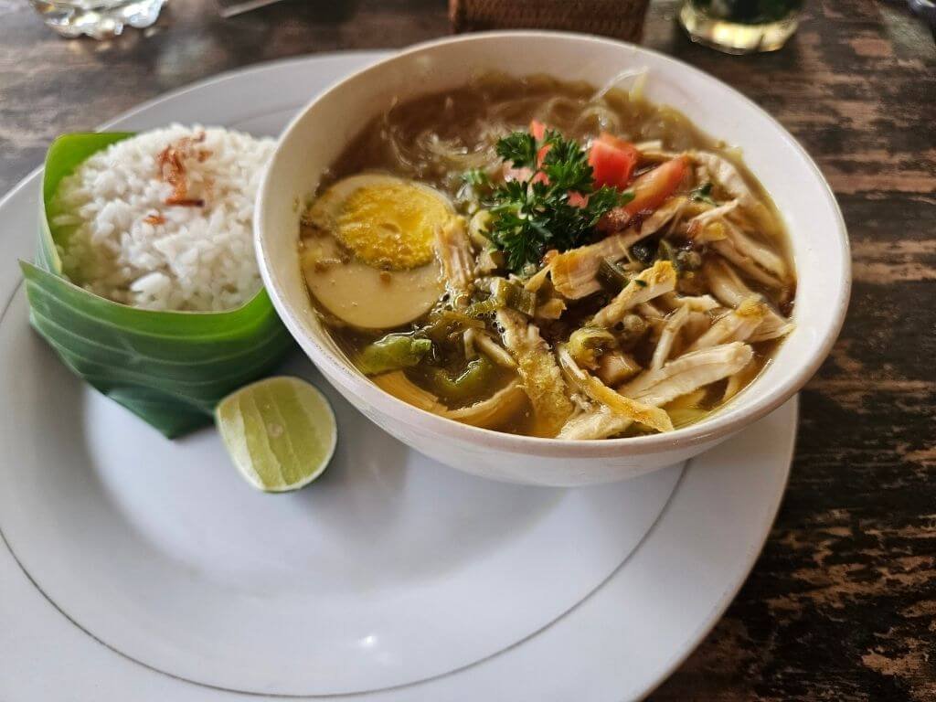 Kom Soto Ayam geserveerd in Sidemen, Bali tijdens een reis met kinderen