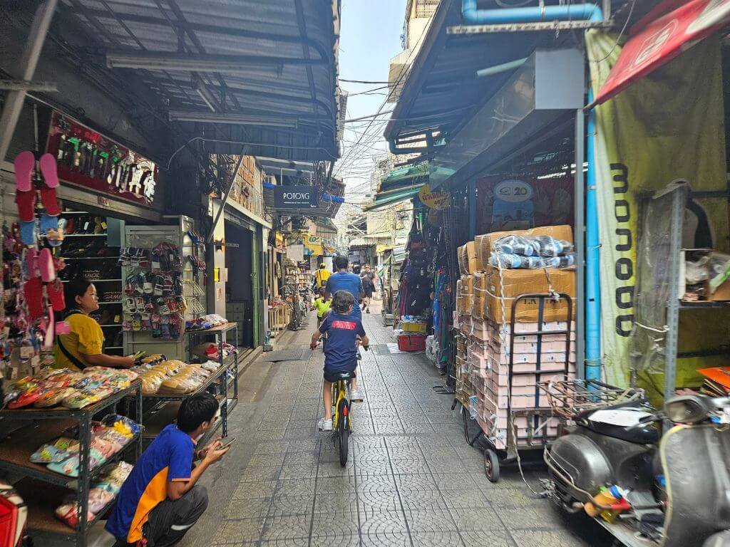 Bangkok met kinderen: fietsen over een lokale markt met Co van Kessel