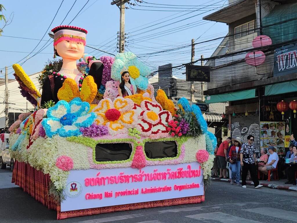 Chiang Mai met kinderen: optocht met praalwagens tijdens het Flower Festival