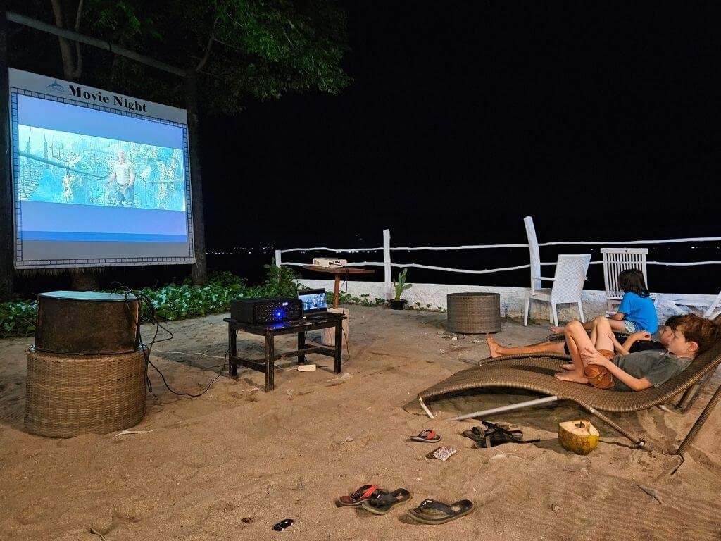 Filmavond op het strand van Gili Air met kinderen op strandstoelen onder de sterren