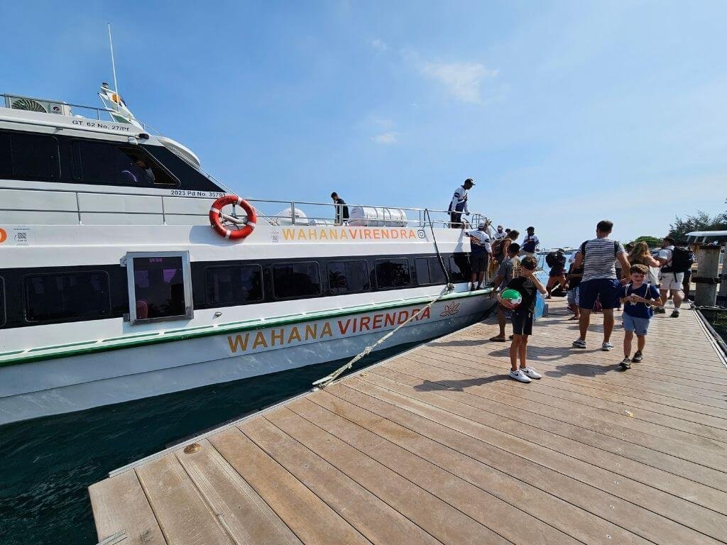Aankomst met Wahana boot op Gili Air, Indonesië met kinderen