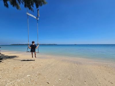 Gili Air met kinderen – kind schommelt op het strand