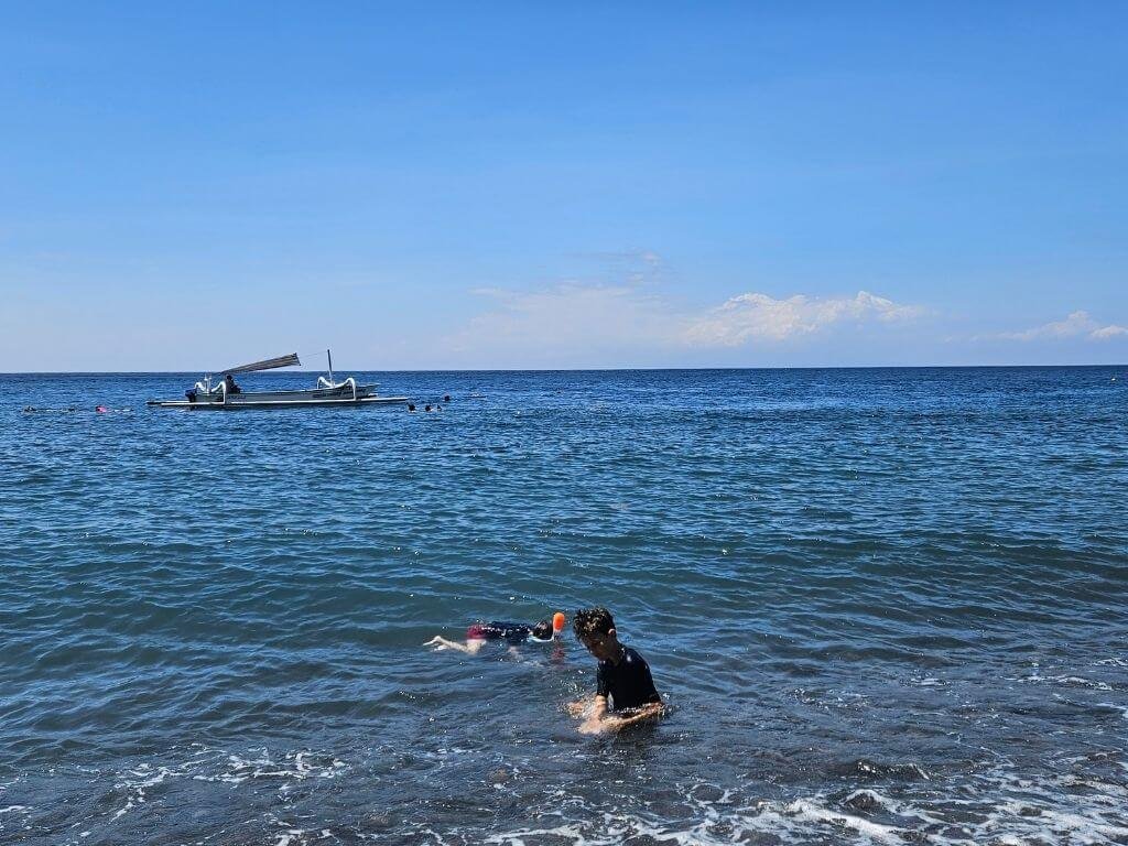 Snorkelen in helder water bij Gili Air met kinderen tussen tropische vissen, schildpadden en koraal