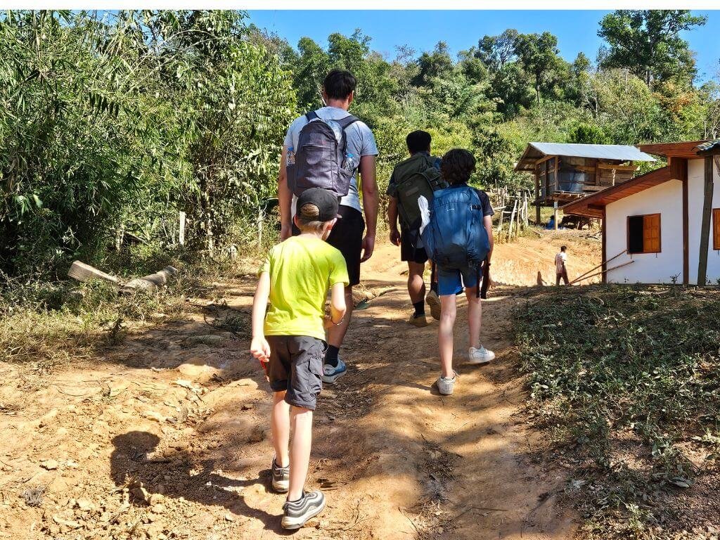 Chiang Mai met kinderen: wandelen na lunch bij lokale stam tijdens jungletrekking