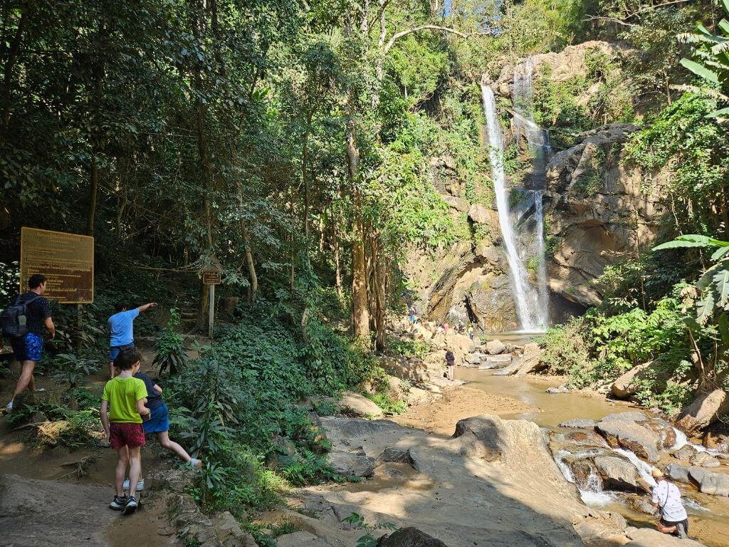 Chiang Mai met kinderen: wandelen langs een waterval tijdens een jungletrekking