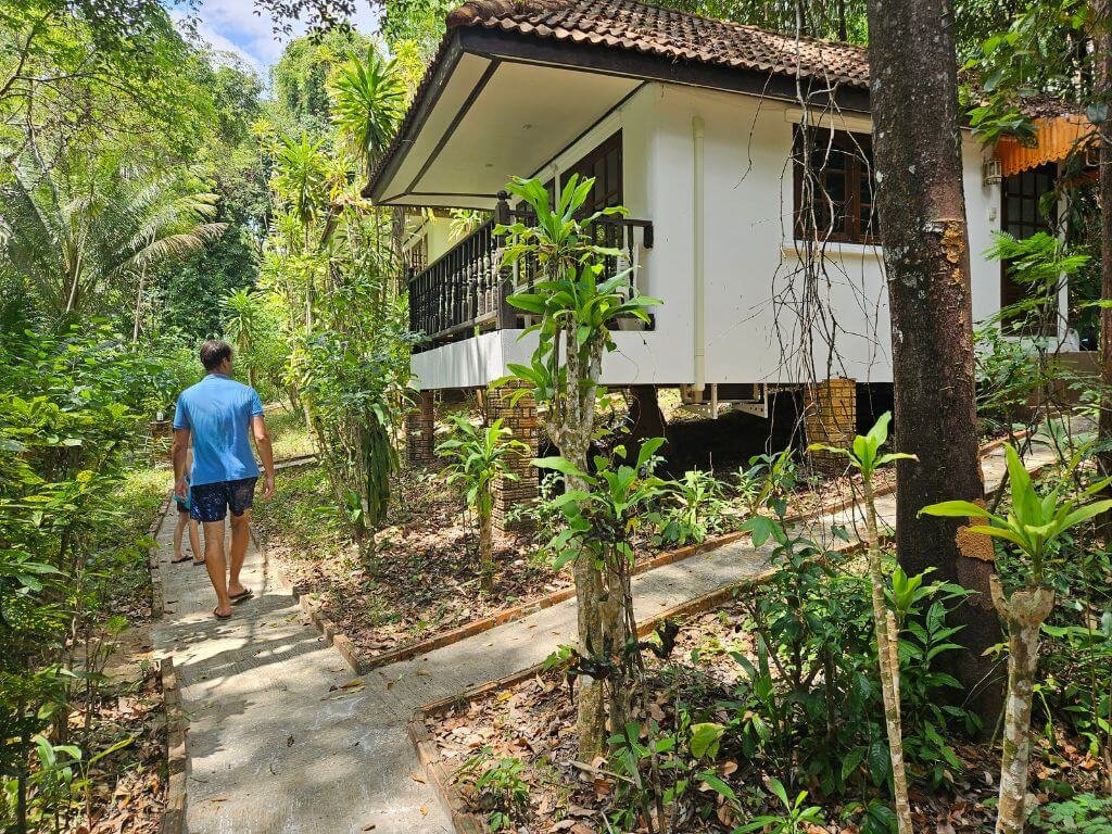 Khao Lak met kinderen: Poseidon Bungalows basic huisje in een jungle tuin