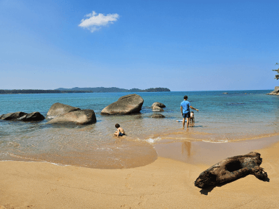 Khao Lak met kinderen – spelen in de zee en krabbetjes zoeken