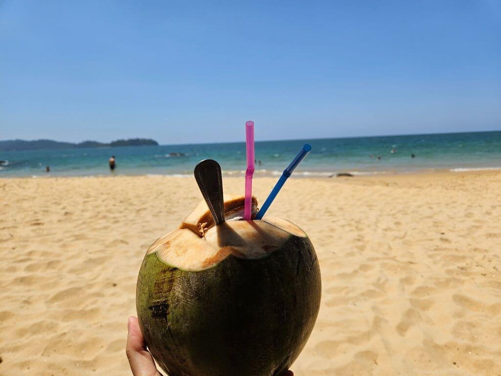 Khao Lak relaxen met een kokosnoot