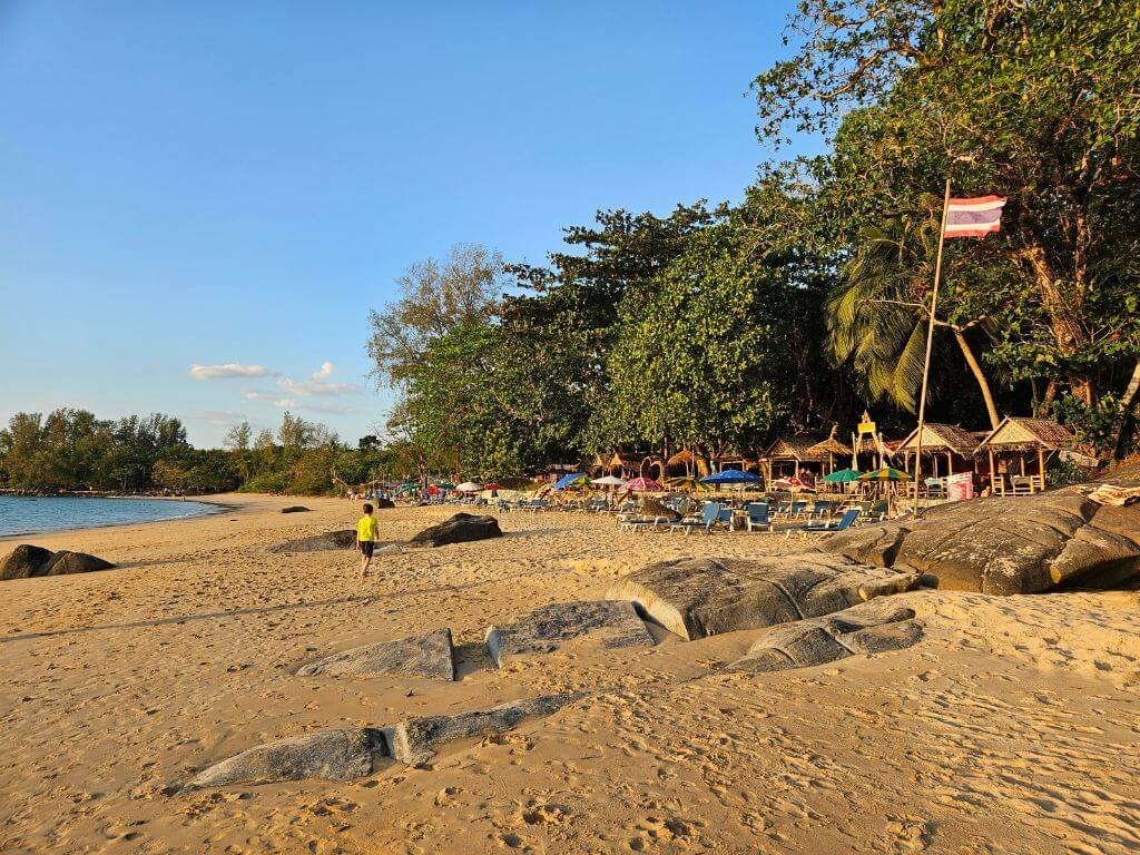 Khao Lak strand met strandtentjes relaxen en kindvriendelijk