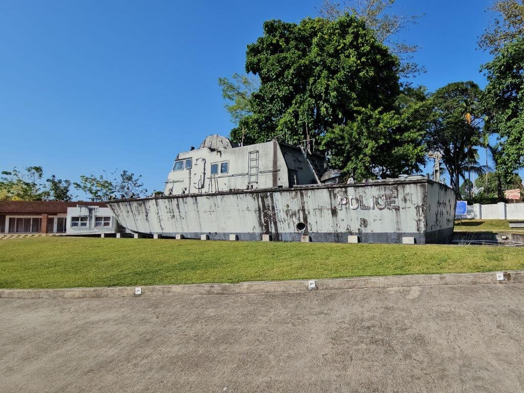 Khao Lak met kinderen: politieboot in het Tsunami Museum