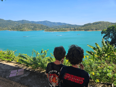 Uitzicht over Cheow Lan Lake in Khao Sok met kinderen