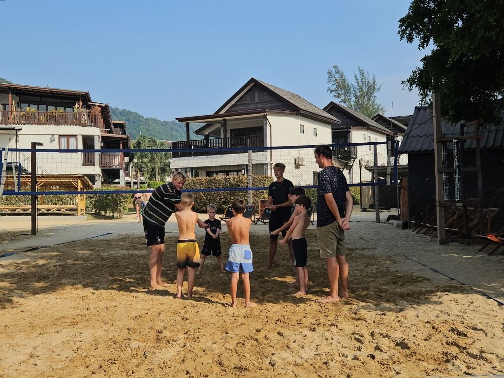 Koh Lanta Volleybal bij Slow Down Resort