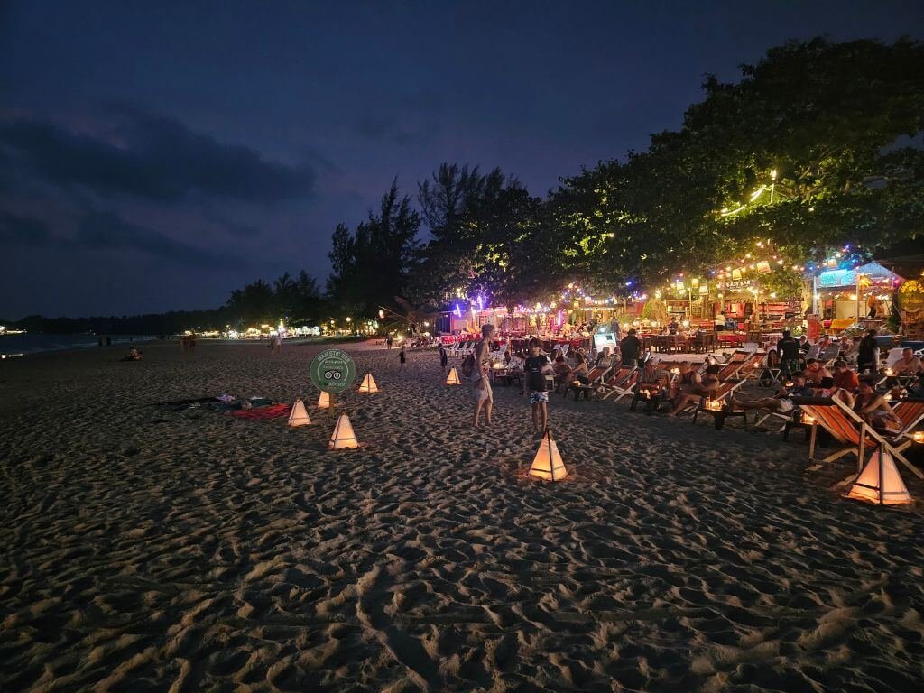 Koh Lanta gezellig verlichte restaurants op het strand in de avond