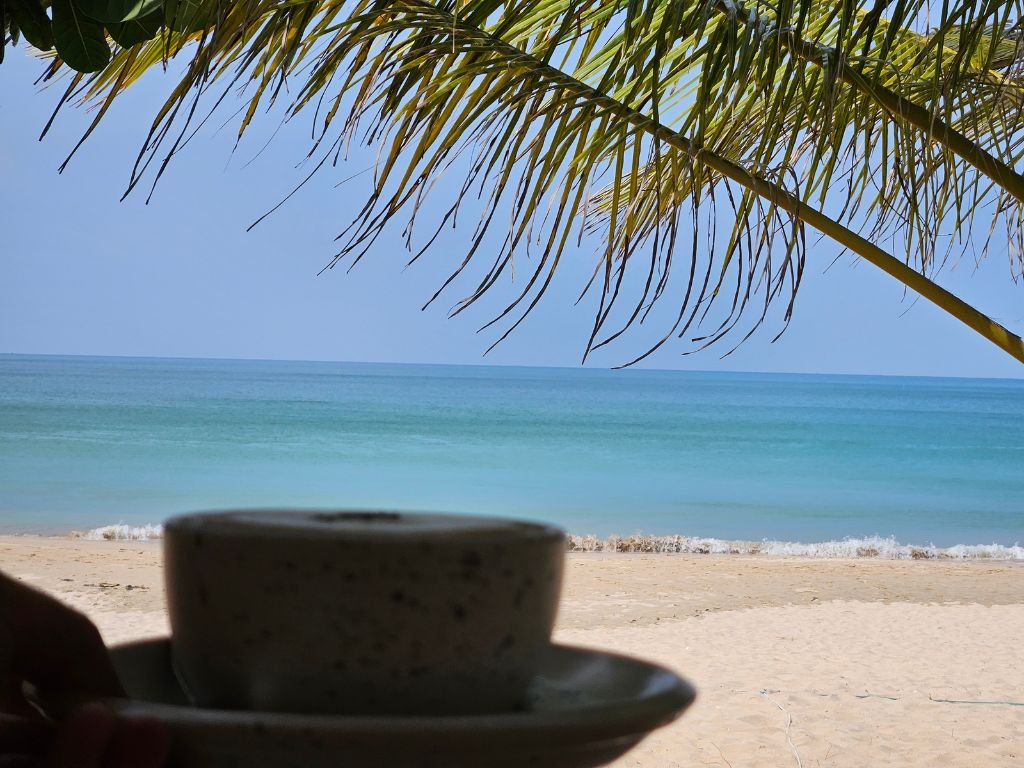 Koh Lanta koffie op het resort met uitzicht op zee