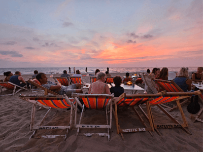 Zonsondergang op het strand van Koh Lanta met kinderen