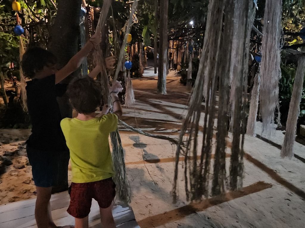 Koh Raham Restaurant and Beach Bar waar kinderen mogen hier als Tarzan aan de touwen slingeren.