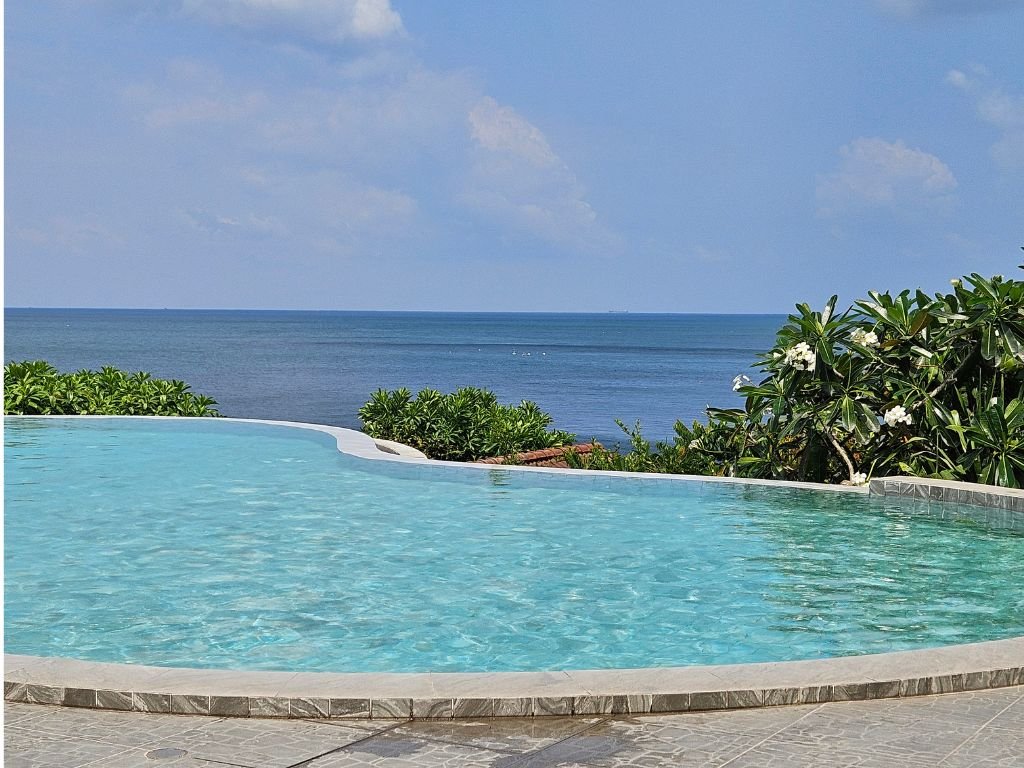 Infinity pool van High Life Resort prachtig gelegen aan het strand