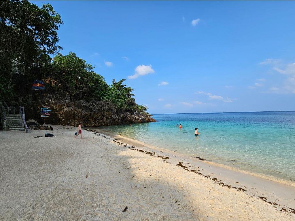 Koh Phangan met kinderen: spelen op het strand onder High Life Resort