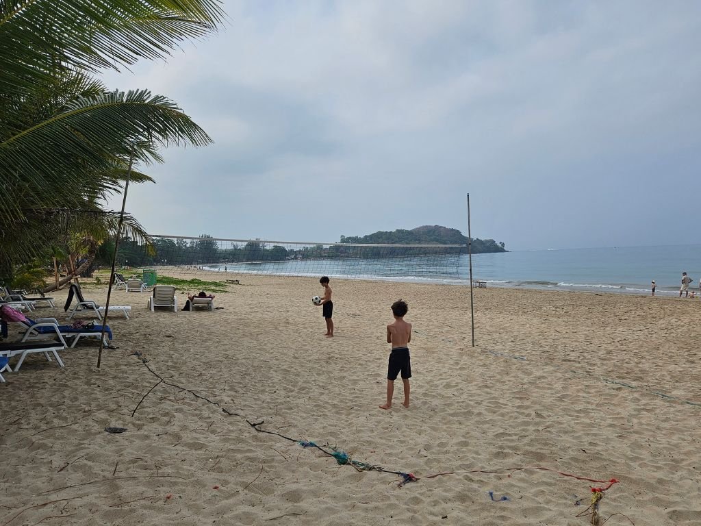 Koh lanta Beachvolleyballen op het strand voor het resort