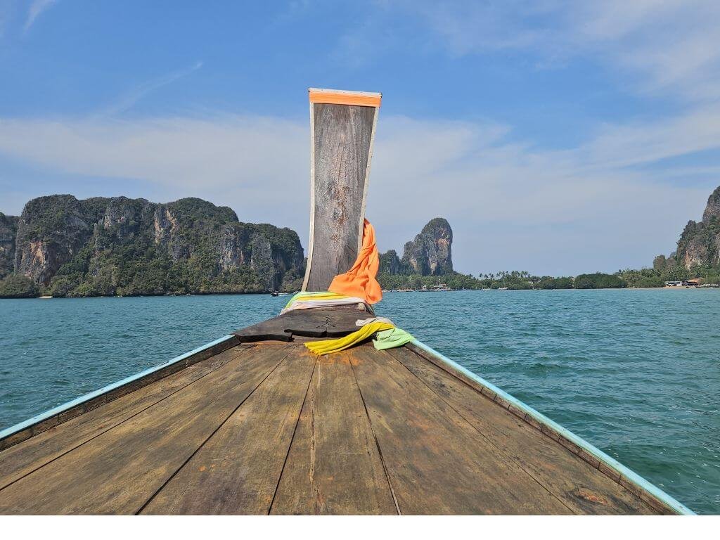 Krabi Railay beach met de longtail naar de kalksteenrotsen Met de longtail van Krabi naar Railay beach naar de kalksteenrotsen