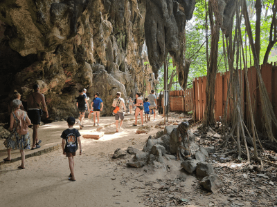Railay Beach in Krabi met kinderen – wandelen langs kalksteenrotsen