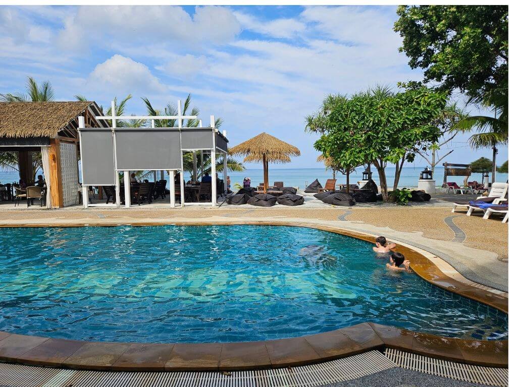 Lanta Sea House Resort zwembad met uitzicht op zee