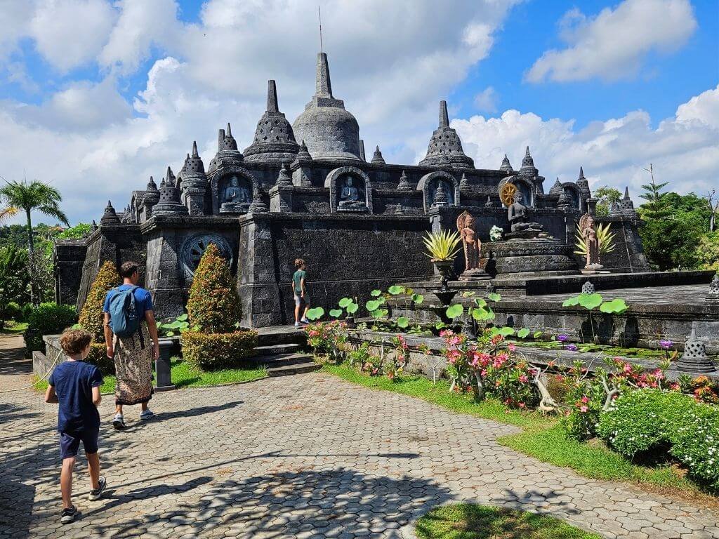 Kindvriendelijk tempelbezoek in Lovina: de Brahmavihara-Arama, de grootste boeddhistische tempel van Bali