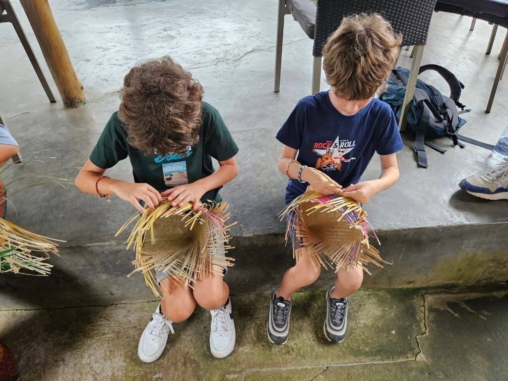 Kinderen vlechten offermandjes bij Kejapa Bamboo & Coffee House – culturele ervaring in Lovina met kinderen