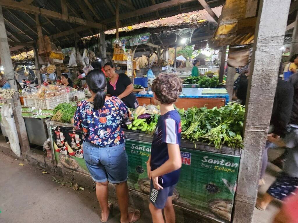Bezoek aan de lokale ochtendmarkt van Lovina met kinderen – vroeg op voor verse vruchten en cultuur