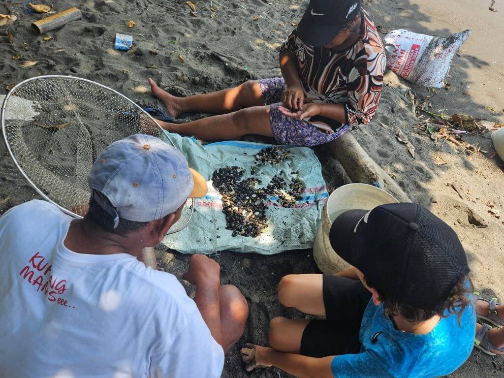 Kinderen zoeken schelpdieren met locals in Lovina – kennismaking met de Balinese eetcultuur voor gezinnen