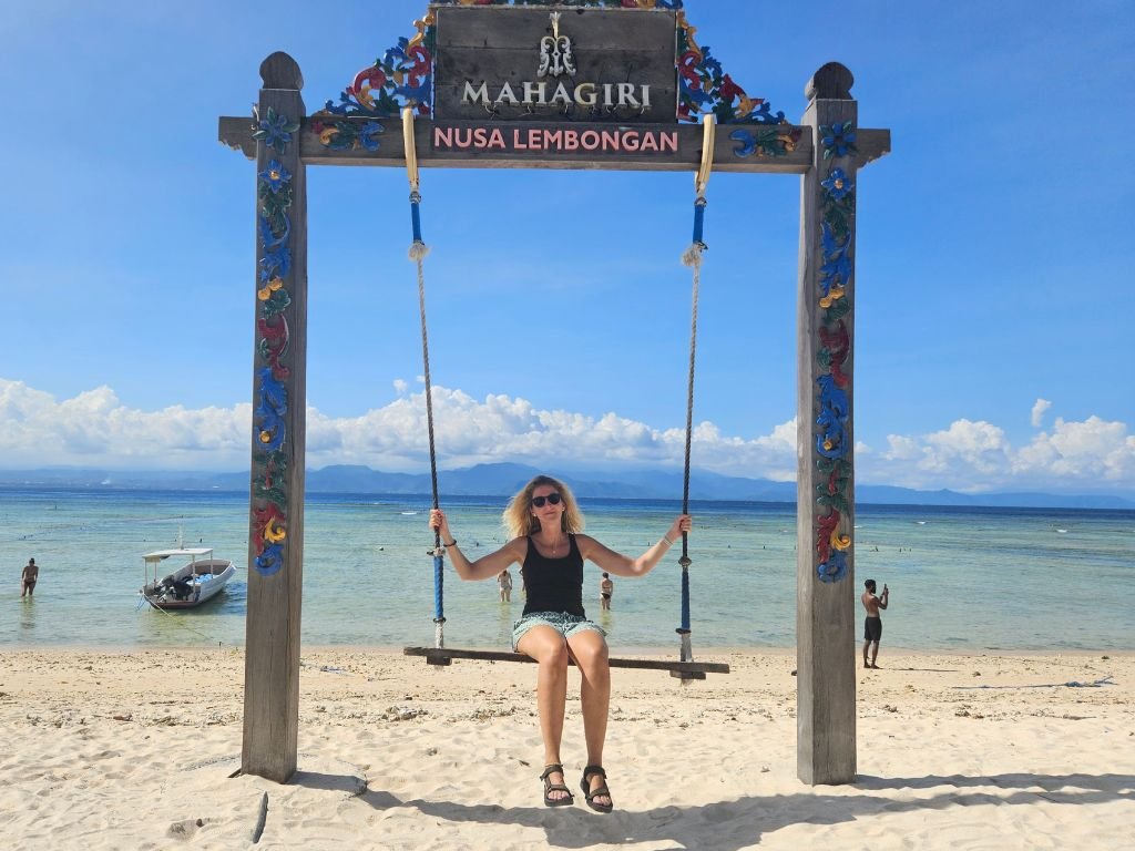 Over Reisnest – Persoonlijk reizen met kinderen Persoonlijke foto van oprichter Reisnest met kinderen op een schommel op het strand van Nusa Lembongan.