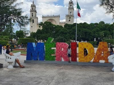 Kinderen bij de kleurrijke Letras Turísticas van Mérida met kinderen