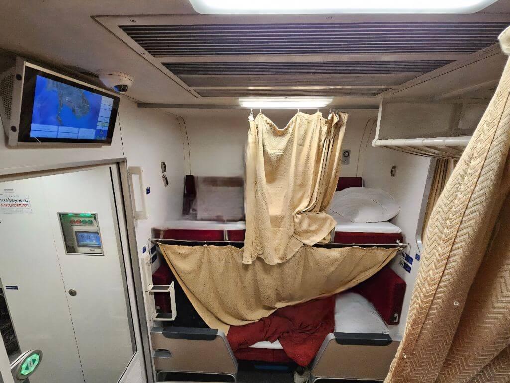 Kinderen reizen met de nachttrein naar Chiang Mai tijdens een vakantie in Thailand met kinderen