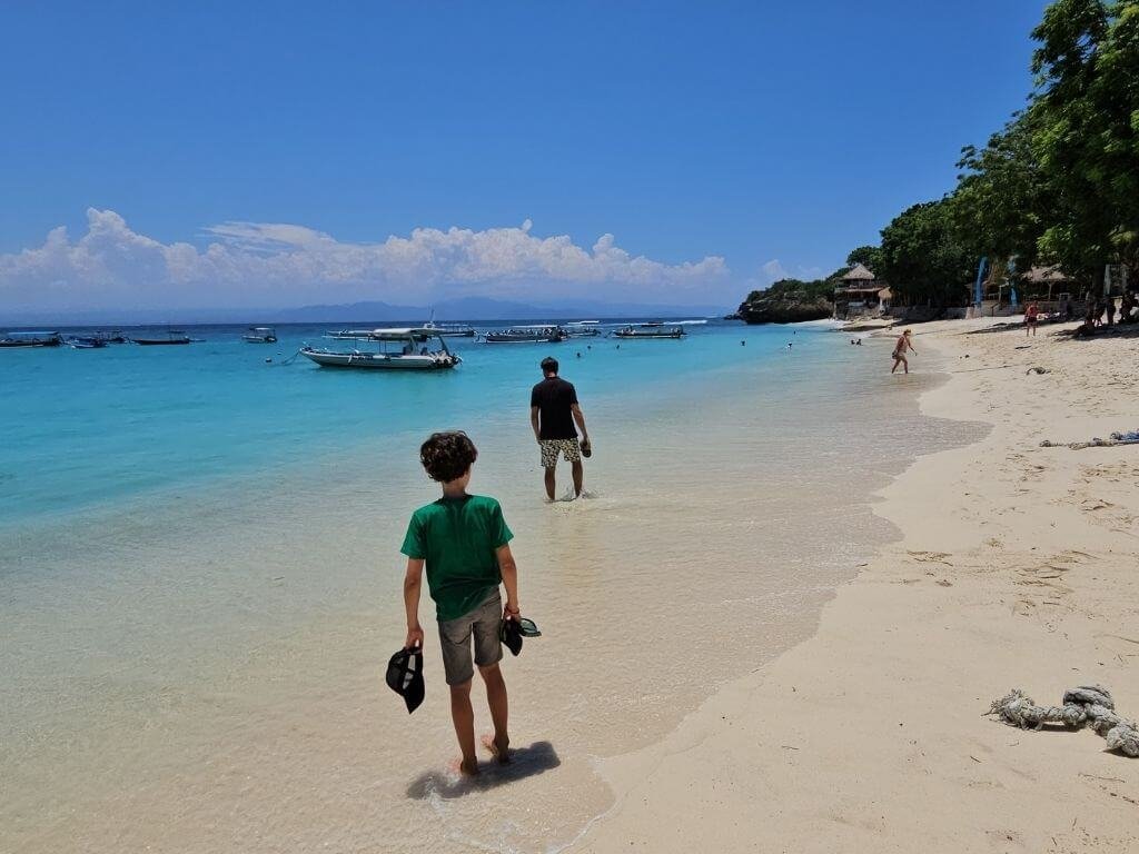 Kinderen lopen over een rustig strand op Nusa Lembongan – Nusa Lembongan met kinderen