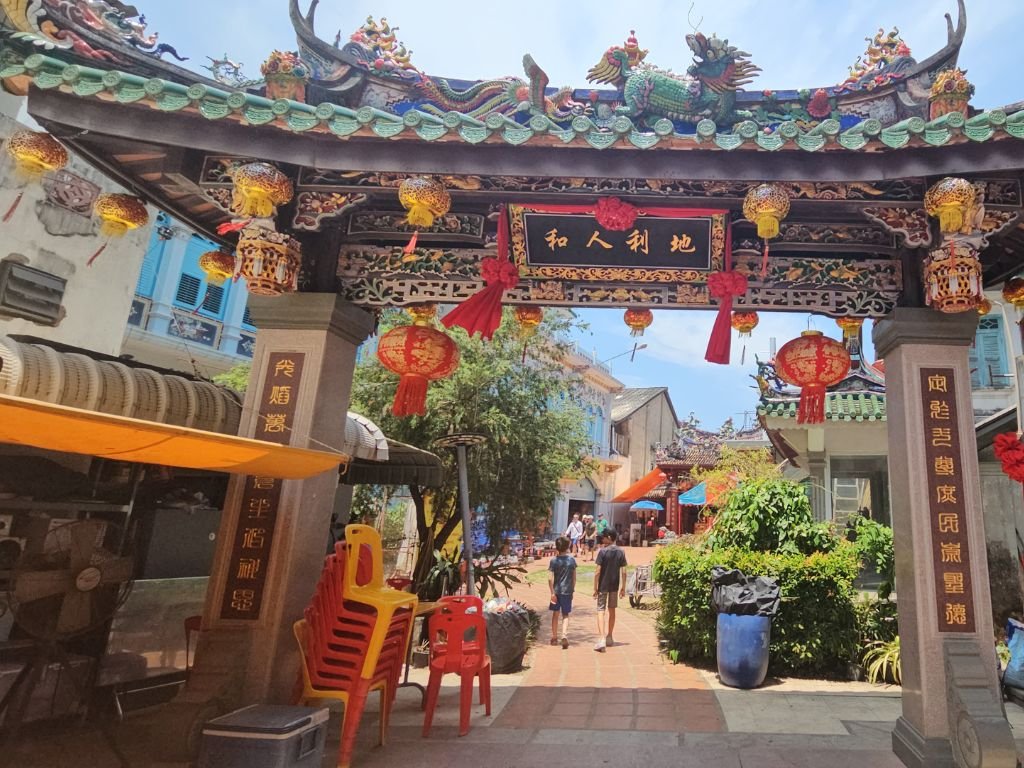 Phuket Old Town kinderen bewonderen de Saengtham Shrine