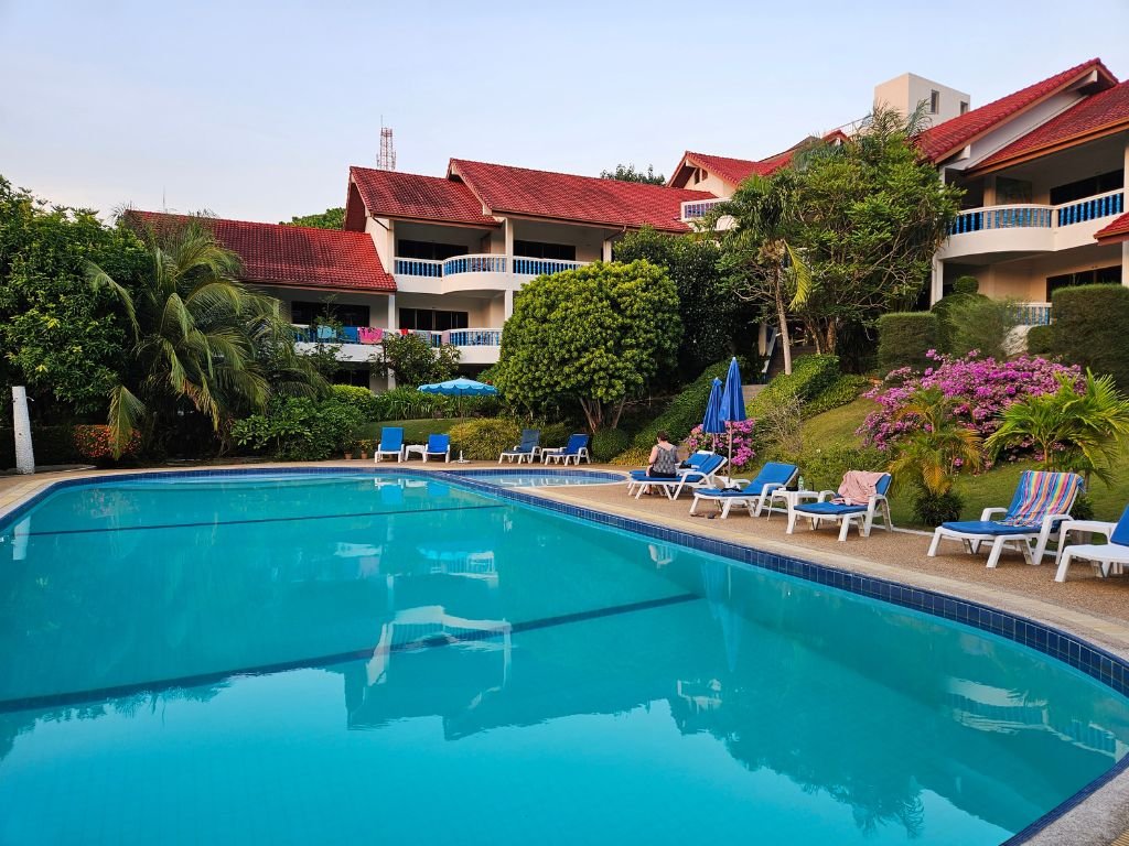 Phuket Pen Villa Hotel prachtig hotel met groot zwembad vlakbij Surin Beach