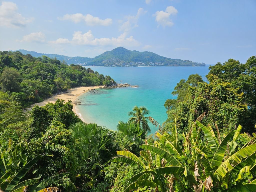 Phuket naast alle drukte ook mooie baaien