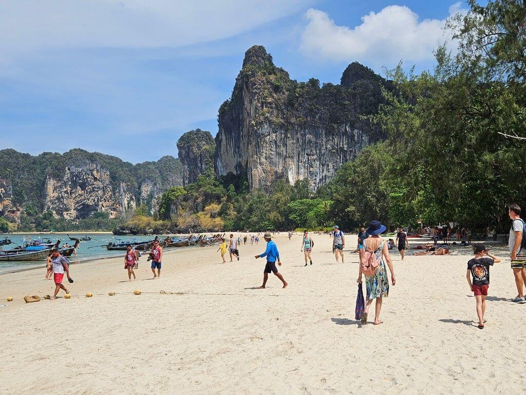 Railay Beach met kalksteenrotsen prachtig strand maar wel heel toeristisch