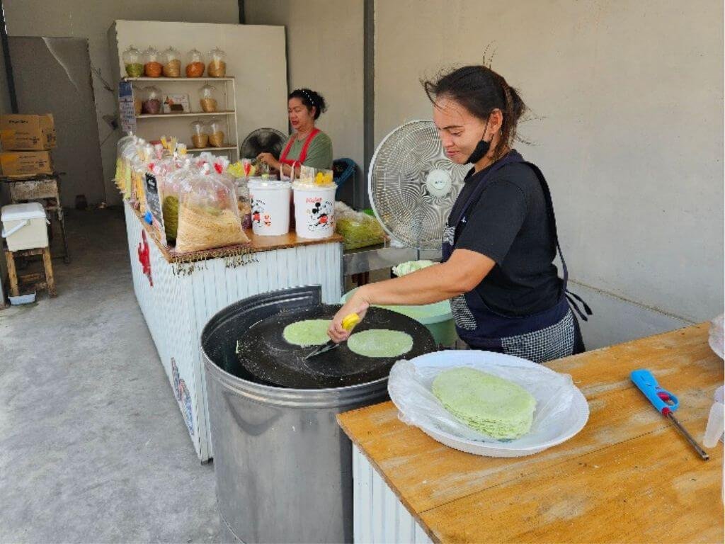 Roti sai mai in Ayutthaya met kinderen: kleurrijke Thaise suikerspin in pandanpannenkoekjes