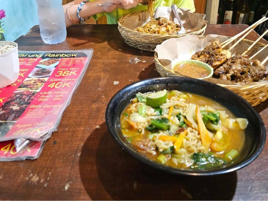 Gezinsvriendelijk eten in Sanur bij Warung Rainbow met kinderen