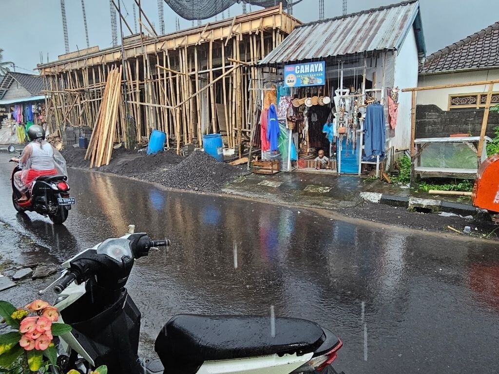 Tropische regenbui in Sidemen, Bali met kinderen